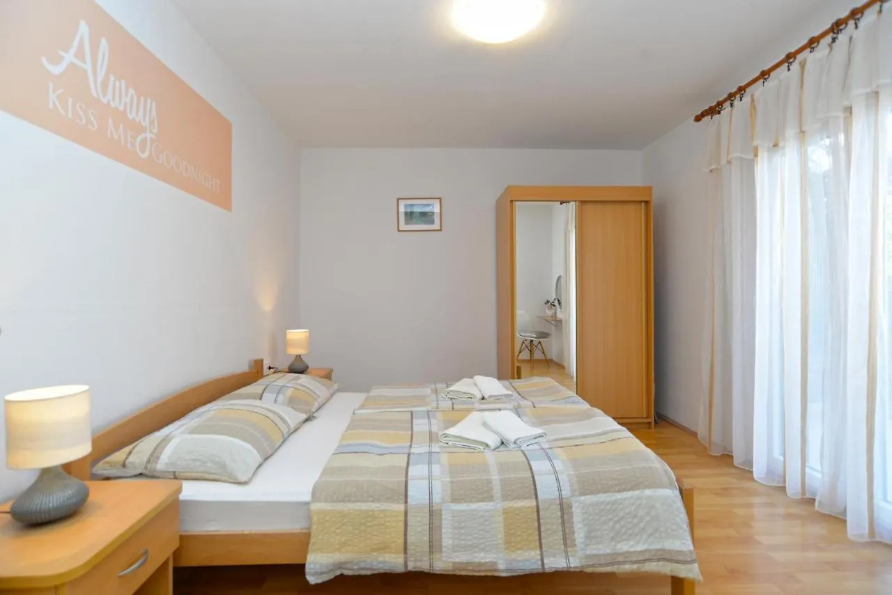 Apartments Pietro 2228 Bale 0*,