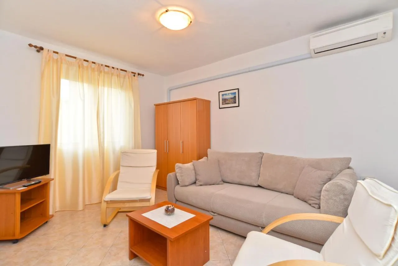 Apartments Pietro 2228 Bale 0*,  Croatia